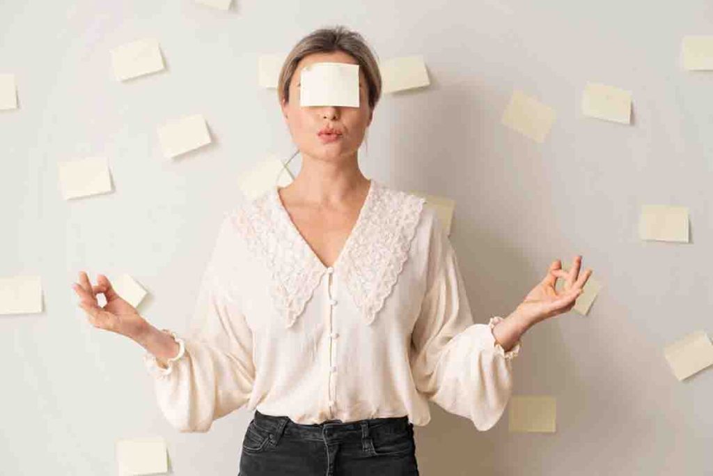 چگونه از افکار منفی رها شویم و در مسیر موفقیت بمانیم؟