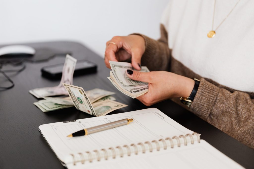 روانشناسی ارزشمندی و ثروت: چرا لیاقت درونی کلید موفقیت مالی است؟